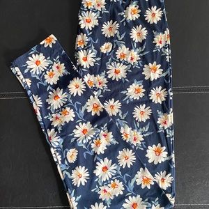 Legging Universe plus size flower leggings.